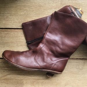 EUC Born leather boot w/ 1.5” heel & zip